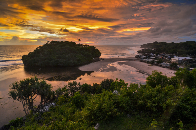 Pesona Indahnya Sunset di Objek Wisata Pantai Drini Yogyakarta